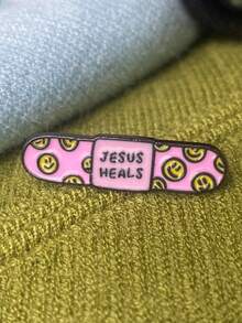 1pc Letter Casual Street-Style Zinc Alloy Brooch Pin, All Season Creative Novelty Gift, Backpack Accessory, Mixed Fashion Decoration, Unique Gift