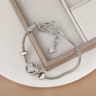 1 件银色时尚镀铜心形微镶锆石手链，适合女性日常佩戴