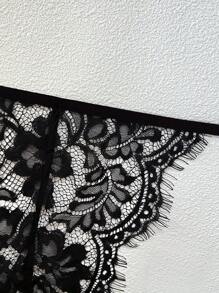 Nuevo conjunto de lencería sexy de color negro con flores y encaje de pestañas - Set de bralette sin tirantes, trusa pasional y portaligas de 3 piezas