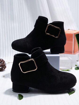 Flickstövlar i mocka med iögonfallande metallspänne och bekväm blockklack för vardagsbruk och snygga utflykter