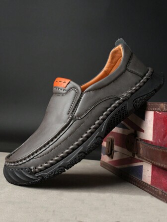 男士手工缝制休闲乐福鞋，时尚耐磨防滑马镫舒适户外步行鞋，适合春夏秋季，轻巧设计，易于穿脱，日常穿着舒适，有黑色、棕色、灰色和蓝色可供选择，简约大码套鞋男鞋 45 46 47 48