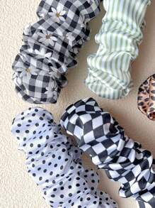 Wristlet Keychain For Women, Scrunchie Bracelet Key Ring With Clip Closure, Stretchy Wrist Lanyard,Keychain For Car Keys,Black And White Checkered Pattern,Daisy Pattern, Striped Pattern School