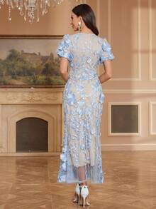 Elegante vestito formale di media lunghezza con scollo rotondo, arricciature, stampa floreale e maniche a palloncino, adatto per feste, matrimoni e eventi serali