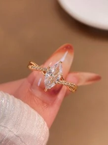 1pc Elegant And Luxurious Women's Anniversary Ring. It Is Made Of 925 Sterling Silver, With A Rhombus-Shaped Zirconia Inlaid By Six Claws. It's A Birthstone Gemstone, Suitable For Wearing At Parties, As An Engagement Ring Or As A Gift.