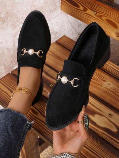 Zapatos de tacón bajo de estilo vintage con puntera de punta fina, hebilla de metal con perlas y sin cordones para mujeres
