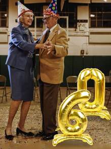 2 个自立数字气球金色巨型数字生日铝箔气球适用于 40 岁 50 岁 60 岁 70 岁 80 岁生日派对装饰年龄数字气球周年派对用品