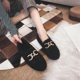 女士秋冬保暖黑色乐福鞋，扁平衬里，带扣装饰，户外服装，黑色软底，柔软面料材质