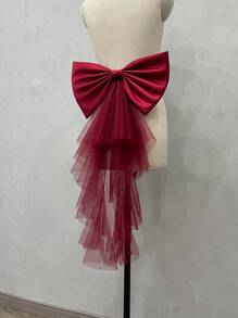 1件白色缎面后背蝴蝶结装饰，配不对称网纱飘带，可作腰饰。情人节配饰