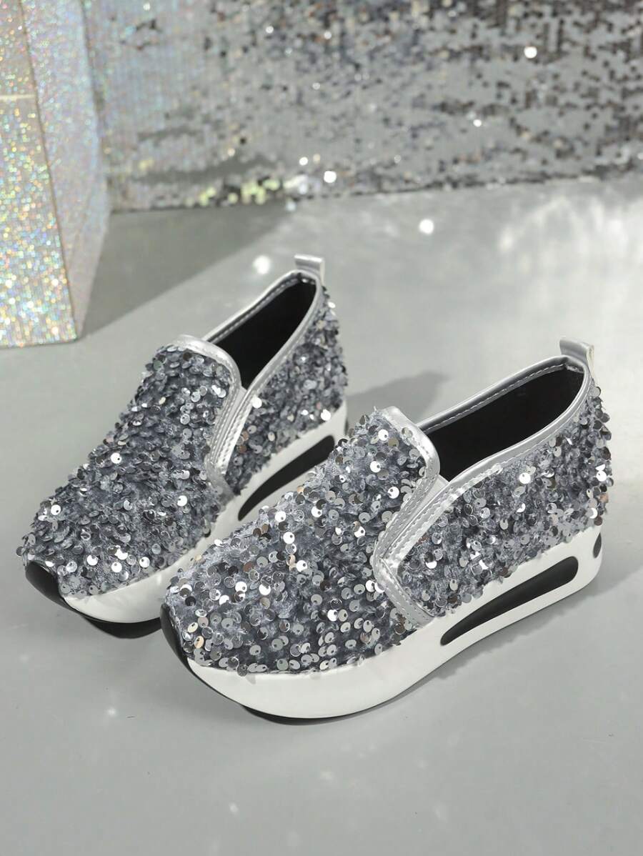 Novos calçados esportivos casuais da moda feminina, tênis leves com sola macia, sapatos brancos pequenos com lantejoulas e renda confortáveis e versáteis, mocassins de salto alto, sapatilhas femininas com sola plataforma