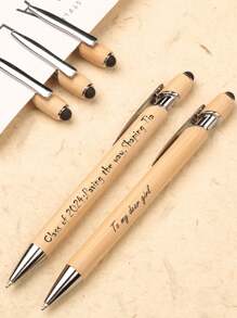 Spersonalizowany zestaw upominkowy z motywującym długopisem kulkowym dla pracowników. Może być używany jako upominek na świąteczne przyjęcie, prezent dla nauczycieli, uczniów, kobiet, wolontariuszy, członków zespołu i współpracowników. Nadaje się do szkół, biur, centrów handlowych, hoteli, restauracji, jako długopis reklamowy, gadżety szkolne, nagrody na wydarzenia szkolne, prezenty z okazji Dnia Nauczyciela dla nauczycieli, do firm, centrów handlowych, promocji w biurach oraz jako nagrody. Wielofunkcyjny, ozdobny, wielokrotnego użytku, nowoczesny, kolorowy, uroczy, vintage, kreskówkowy, kawaii, niestandardowy, spersonalizowany, unikatowy, spersonalizowany, dla pracowników, klientów, studentów, do firm/pracy/biura, do szkoły.