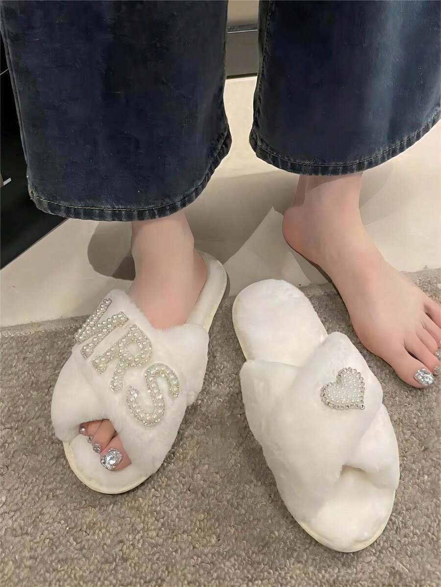 1 双女士珍珠字母“MRS”心形装饰平底拖鞋，秋冬季家居拖鞋或户外服装，交叉带露趾，时尚优雅，适合派对，淡粉色毛绒拖鞋