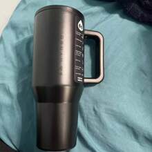 hydrojug Botella de agua Traveler de 940 ml/1100 ml con asa y pajita abatible. Se adapta al portavasos. Vaso resistente a fugas. Base de acero inoxidable y goma con aislamiento reutilizable. Regalos para mujeres y hombres.