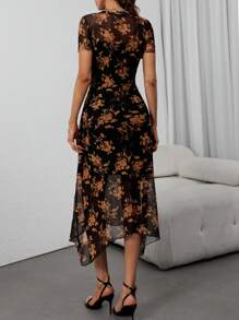 Vestido elegante de vacaciones con cuello alto, cintura marcada, doblez asimétrico y estampado de flores oscuras de rosa en malla con doble capa, estilo gótico vintage - Multicolor - Ver 4