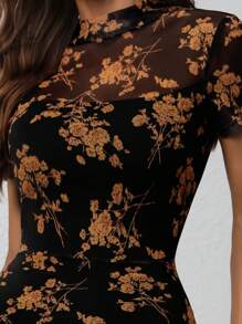 Vestido elegante de vacaciones con cuello alto, cintura marcada, doblez asimétrico y estampado de flores oscuras de rosa en malla con doble capa, estilo gótico vintage - Multicolor - Ver 8