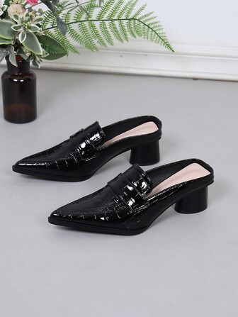 2026 Nya produkter: 1. Vintage klassiska muleskor med rund klack, spetsig tå och slip-on-klackar 2. Svarta damsandaler med rund klack och spetsig tå - Lyxiga rutiga kvällssandaler med gummisula 3. Dammodeskor, exklusiva små, grova sandaler med öppen rygg, lämpliga för inomhus-/utomhusbruk, fest, vardagsbruk 4. Aftonpumps, en storlek större - storlek mindre för perfekt passform