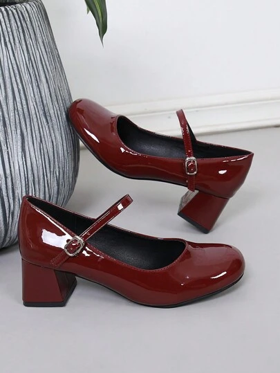 新款亮面漆皮粗跟圆头高跟鞋，女士款。鞋面系带玛丽珍鞋，舒适百搭，适合室内/室外派对、晚宴等场合。黑色高跟女鞋