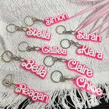 Niestandardowy różowy brelok do kluczy z lalką. Intensywnie różowy brelok z tabliczką z imieniem 3D. Spersonalizowany różowy brelok z etykietą z imieniem. Modny brelok z imieniem lalki jako prezent dla dziewczynki, cekiny, trwały, kolorowy, słodki, uroczy, Y2K, kawaii, zabawny, stylowy, niestandardowy, spersonalizowany, wyjątkowy, spersonalizowany, idealny prezent dla niej, dla niej, dziewczyny, dzieci, na rocznice, spersonalizowane prezenty dla kobiet/mężczyzn, spersonalizowany/spersonalizowany brelok do kluczy, zawieszki do torebek