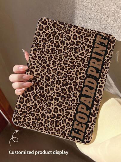 1 pieza Funda de tableta con ranura para lápiz transparente con estampado de leopardo plegable, texto personalizable, apta para iPad Mini4/Mini5/Mini6/Air/Air2/9.7/10.2/10.5/Air4/Air5/10.9/Pro 11 pulgadas/10ma generación/iPad Air 11 pulgadas (M2)-2024, Galaxy Tab A8 10.5 pulgadas 2022, impresión a color transparente, protección de borde suave de TPU, ranura integrada para lápiz, soporte plegable de tres pliegues, suspensión/activación magnética, funda de tableta creativa personalizada simple. El producto no incluye el lápiz óptico. Nota: El estilo de fuente final está sujeto al diagrama de efectos.