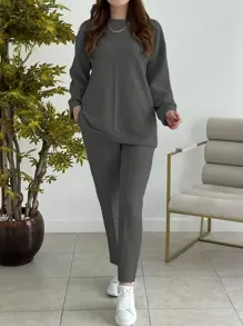 女士休闲纯色简约圆领长袖上衣，搭配女士休闲纯色简约圆领长袖上衣