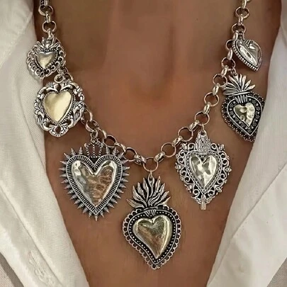 1 pieza Collar con colgante de corazón exagerado vintage, emparejado con varios dijes de corazón sagrado, accesorio elegante y único para atuendos casuales, apropiado para todas las estaciones y uso diario, gran regalo (el pedido del colgante es aleatorio)