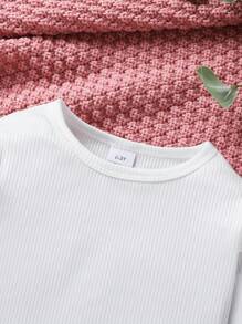 Set de 2 piezas con blusa de punto suave y linda de unicolor con abertura en los hombros y peto vaquero con detalles de bordado floral y bolsillo fruncido para niña