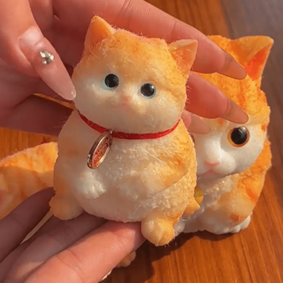 1 peça (sugiro amassar e apertar com saco para evitar mãos sujas) Lindo brinquedo de pelúcia desenhado à mão em forma de gato laranja, design adorável, alívio do estresse a qualquer hora e lugar, decoração multifuncional para mesa, sala de estar, escritório, etc. Presente perfeito para amigos, familiares ou para você mesmo, adicione um pouco de alegria à sua vida, deixe este adorável gato laranja acompanhá-lo todos os dias e iluminar seus momentos maravilhosos!