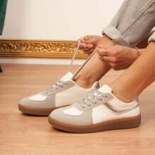 Zapatillas con detalle plateado metálico y suela de goma - Blanco - Ver 2