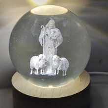 1 Pieza De Luces Led De Regalo De Bola De Cristal De 6 Cm, Bola De Cristal Luz De Noche De Sobremesa Adorno Pequeño, Lámpara de noche 3D, Con Base De Madera Alimentada Por Usb, Jesús, Bendición, María, Oración y otras tallas láser de la serie religiosa bolas de cristal, Regalo de cumpleaños Bola de cristal, Lámpara de mesa de decoración para el hogar con base de madera, Novia, Colega, Esposa Cumpleaños, Regalo del Día de San Valentín, Regalo de fiesta de Navidad - santo 12 - Ver 4