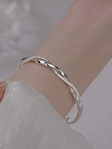 1 件简约基本款扭曲光滑手镯，适合女性日常佩戴