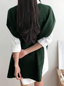 Suéter feminino plus size, modelo pulôver, casual e confortável, com decote em V e sem mangas.