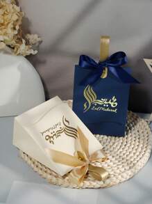 5 piezas de Bolsas de regalo mini de Eid Mubarak en azul marino y crema elegante con letra dorada y cintas de satín. Perfectos para dulces, chocolates y pequeños regalos. Ideal para celebraciones de Eid, ocasiones festivas y reuniones familiares. Embalaje elegante para momentos memorables - 10X6.5X12.5cm - Ver 4