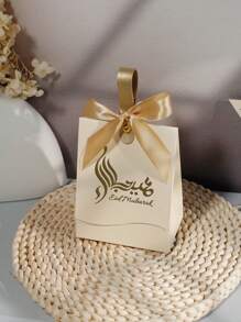5 piezas de Bolsas de regalo mini de Eid Mubarak en azul marino y crema elegante con letra dorada y cintas de satín. Perfectos para dulces, chocolates y pequeños regalos. Ideal para celebraciones de Eid, ocasiones festivas y reuniones familiares. Embalaje elegante para momentos memorables - 10X6.5X12.5cm - Ver 5