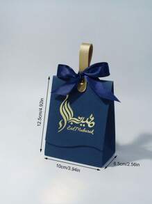 5 piezas de Bolsas de regalo mini de Eid Mubarak en azul marino y crema elegante con letra dorada y cintas de satín. Perfectos para dulces, chocolates y pequeños regalos. Ideal para celebraciones de Eid, ocasiones festivas y reuniones familiares. Embalaje elegante para momentos memorables - 10X6.5X12.5cm - Ver 7