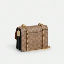 Coach Bolso cruzado pequeño Klare para mujer, bolso cuadrado pequeño con cadena, bolso de hombro con solapa - regalo para mujeres