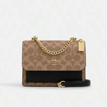 Coach Bolso cruzado pequeño Klare para mujer, bolso cuadrado pequeño con cadena, bolso de hombro con solapa - regalo para mujeres