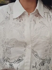 Preciosa blusa de encaje con un diseño clásico. Esta blusa combina a la perfección delicados detalles de encaje con un corte clásico. Elegante pero a la moda, añade un atractivo discreto pero cautivador a tu conjunto. - Blanco - Ver 4