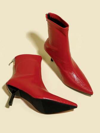 2025秋冬新款女士黑色麂皮短靴，7厘米高跟，弹力修身剪裁，舒适时尚，黑色高跟鞋，酒杯鞋跟，油皮材质，猫跟，派对装扮