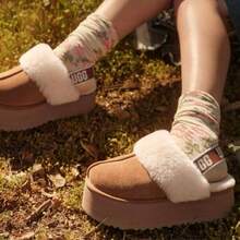 Sandalias de plataforma de piel de oveja UGG Funkette, zapatos de plataforma de piel de oveja para mujer 11113474 en color negro y beige - CASTAÑA - Ver 1