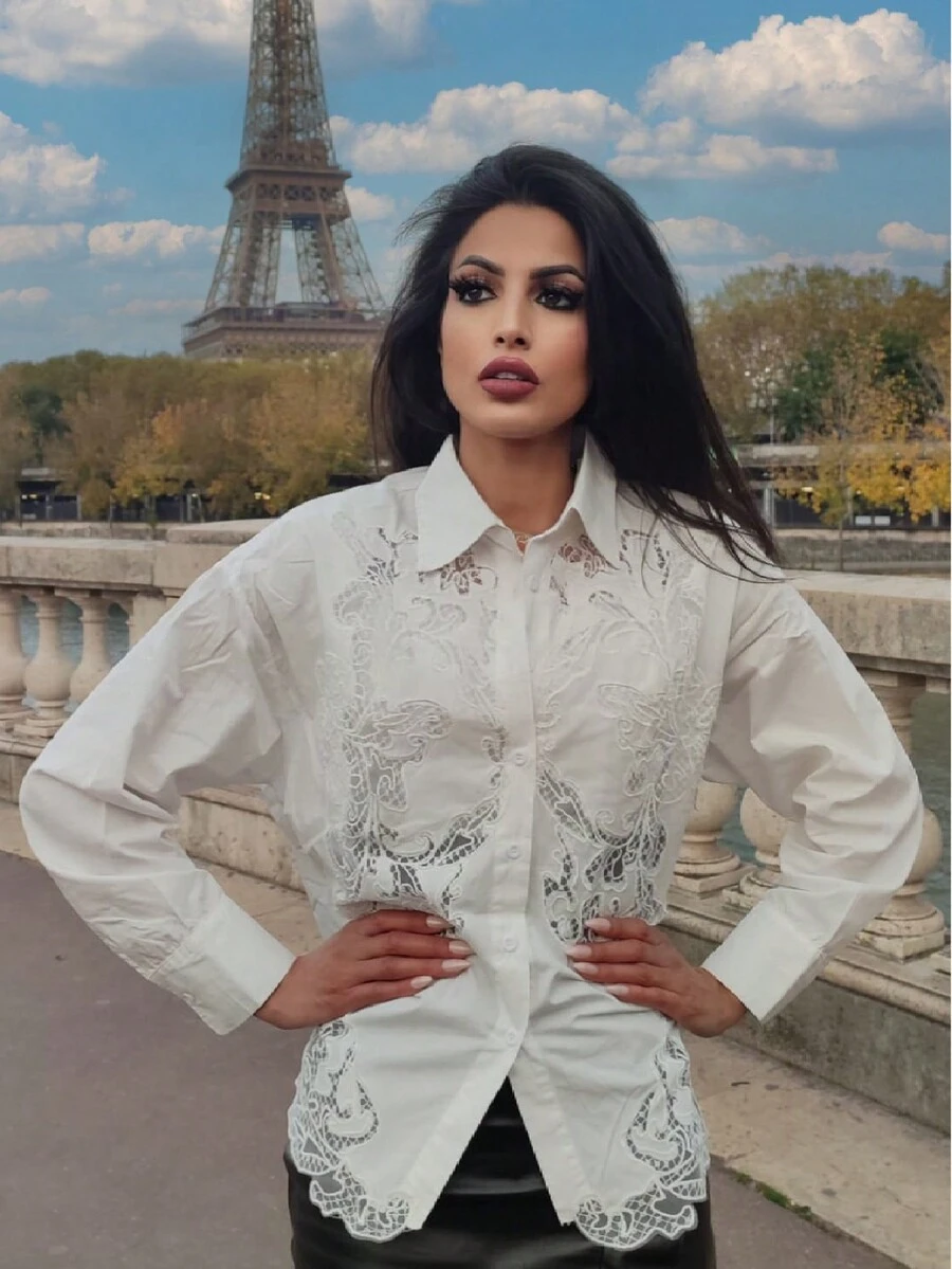 Preciosa blusa de encaje con un diseño clásico. Esta blusa combina a la perfección delicados detalles de encaje con un corte clásico. Elegante pero a la moda, añade un atractivo discreto pero cautivador a tu conjunto. - Blanco - Ver 1