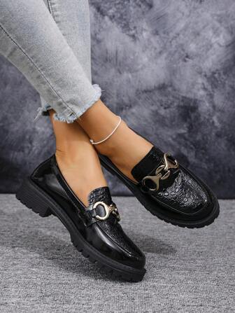 2025 新款时尚优雅金属扣复古镜面防水休闲粗跟乐福鞋舒适圆头平底鞋，尺码偏小 1 码，适合女士