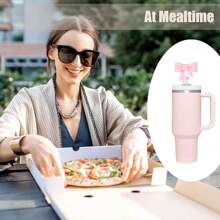 2 Stücke/1 Stück Strohhalm-Abdeckungen mit Schleife, Kappenaufsätze, lebensmittelechtes Silikonmaterial, kompatibel mit Bechern mit 30 und 40 oz, wiederverwendbarer Strohhalm-Aufsatz mit Schleife, Strohhalm-Spitzenschutz, Silikon-Strohhalm-Aufsatz, passend für die meisten Becher-Strohhalm-Kappen, kann als Geschenk an Freunde gegeben werden, zum Valentinstag, Muttertag, zu Weihnachten - Verschiedenfarbig - Übersicht 4