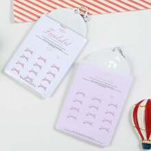 حامل بطاقة الصور بشكل فيونكة، يمكن استخدامه كيشان أو كتعليق على الحقيبة، مناسب كتعليق للهاتف المحمول، حفظ صور الهوية أو النجوم، كتعليق على مرآة السيارة، هدايا للطلاب والأعياد والأعياد الميلادية، أساسي لمحبي الأنمي - مقاس واحد يناسب الجميع - مشاهدة 5