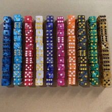 10pcs/套大孔骰子套装 - 方形珍珠骰子，适用于大理石棋盘游戏配件，非常适合棋盘游戏和派对乐趣，家庭聚会首选，适合角色扮演游戏，基于运气的桌面游戏 - 适合 14 岁以上。适合室内和室外游戏、多人游戏、朋友聚会、生日、婚礼和庆祝活动。游戏、新年、生日的绝佳礼物。 - 彩色 - 查看 10