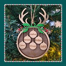 Klasyczna drewniana ozdoba choinkowa spersonalizowana z niestandardowym imieniem Deer Horn Design. Drewniana wisząca dekoracja jest idealna na świąteczne przyjęcie, Boże Narodzenie i Nowy Rok