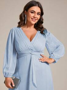 Vestido formal azul de dama de honor de manga larga con detalle de volantes y giro, elegante y de talla grande para invitada de boda - Celeste - Ver 6