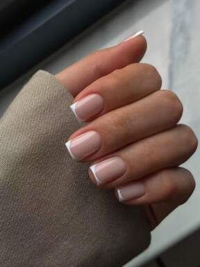 24Pcs/Set New Short Square Press-On Nails, Minimalist French Style Fashion Nail Kit Including 1 Scrubbing Strip And 1 Clear Gel Nail, White Gift Box Suitable For Girls Women Party Dance Wedding Birthday Daily Wear Nail Supplies Nails