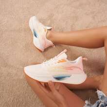 Lightweight Sports Shoe With Padded Sole And Embossed Patterns - MultiWarna - View 2