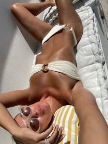 性感纯白色挂脖比基尼泳衣