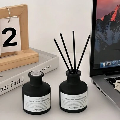 5件套香薰套装，包含1个香薰机和4根香薰棒，采用天然植物萃取物，家居香氛精油，无焰香薰机，持久留香，适合卧室、浴室等场合，是生日、毕业等场合的理想礼物。
