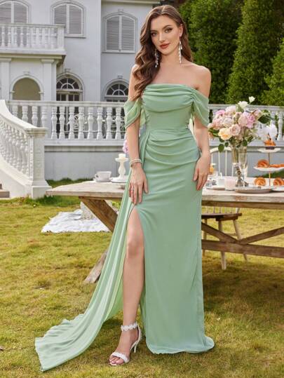 Vestido de dama de honor sin tirantes de tul fluido